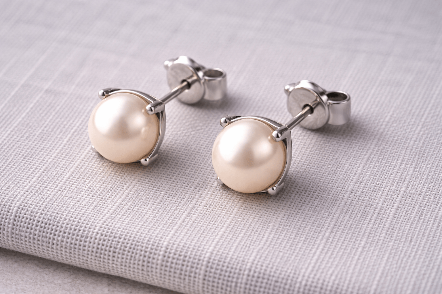 pearlsonly-blog-99-image-2-pearl - Witgouden pareloorbellen Moderne elegantie - Parelsieraden - pearlsonly