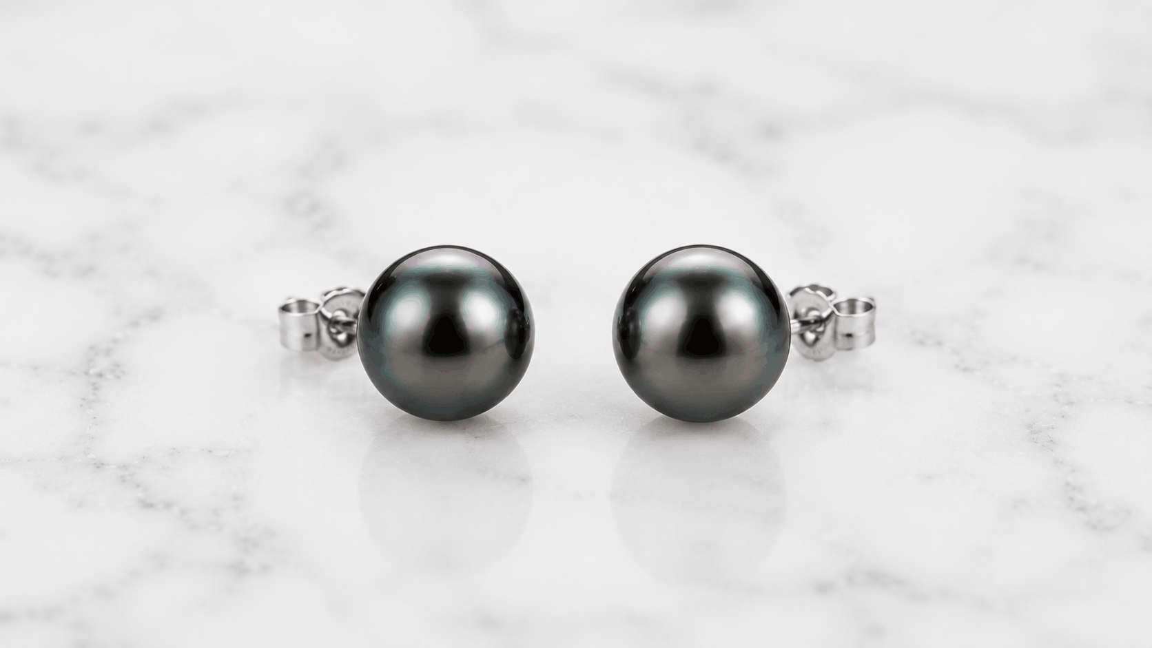 02. Black Pearl Stud Oorbellen — De Alledaagse Klassieker